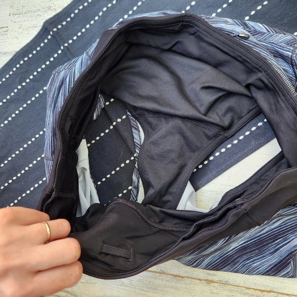 Lululemon Run Times Short 4 Way Stretch 4" Size 8 - Picture 5 of 7